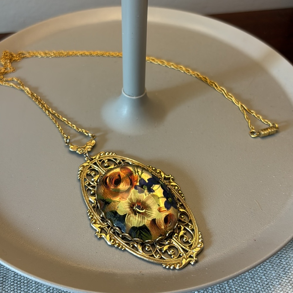 Absolutely stunning Vintage gold tone foil floral necklace!!